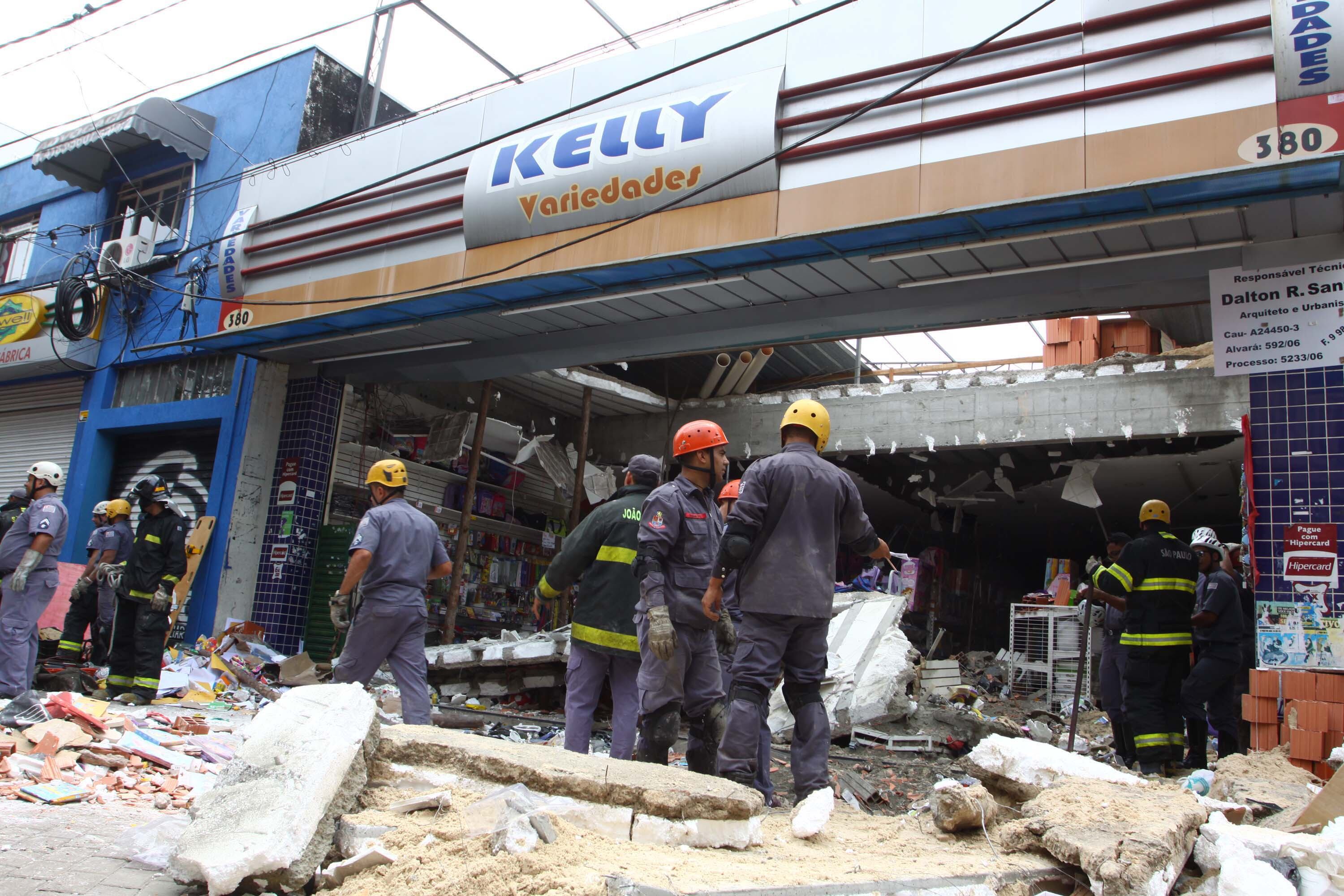 Ao menos três pessoas ficaram soterradas no desabamento do teto de uma loja, localizada na altura do número 380, da avenida Rui Barbosa, centro comercial de Carapicuíba, conhecido também como Calçadão, informou o Corpo de Bombeiros. Duas das vítimas já foram levadas pelo Samu (Serviço de Atendimento Móvel de Urgência) para hospitais da região. Uma das vítimas sofreu uma parada cardiorrespiratória. Saiba mais