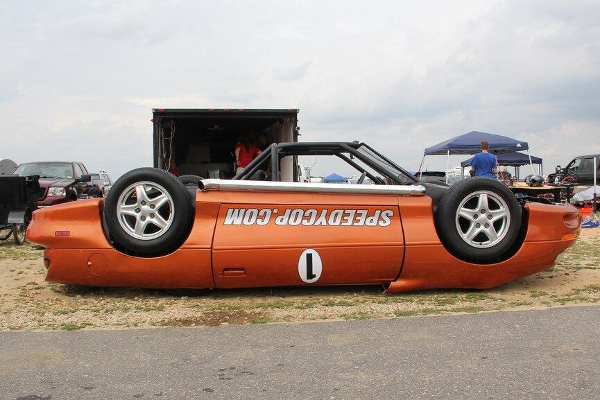 O hatch compacto, similar ao antigo Ford Fiesta, tem motor 1.3 e doou as partes mecânicas deste projeto surreal