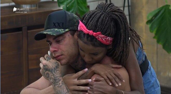 E o fim da noite terminou com  uma cena triste. Leo Stronda ficou devastado com a saída de Perlla. O peão lembrou da amiga e começou a chorar enquanto comia. Ele foi amparado por Luane e Chulapa

