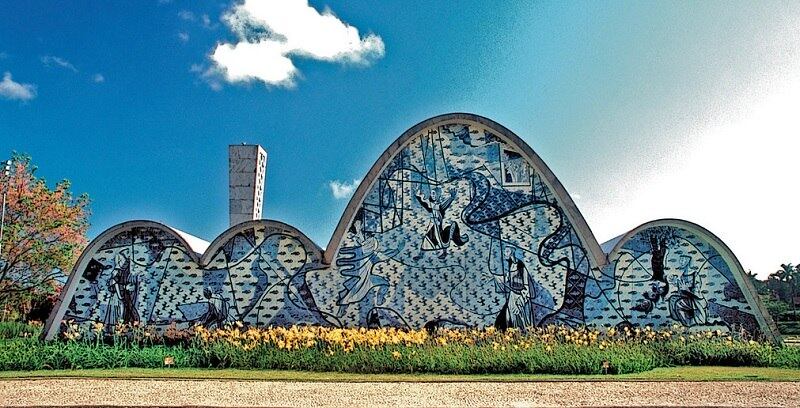 A Igreja São Francisco de Assis foi inaugurada em 1959 como obra-prima do Conjunto Arquitetônico da Pampulha. Projetada pelo arquiteto Oscar Niemeyer, foi considerada uma grande inovação arquitetônica