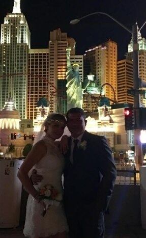 Tom Veiga, o Louro José, renova votos de casamento em Las Vegas