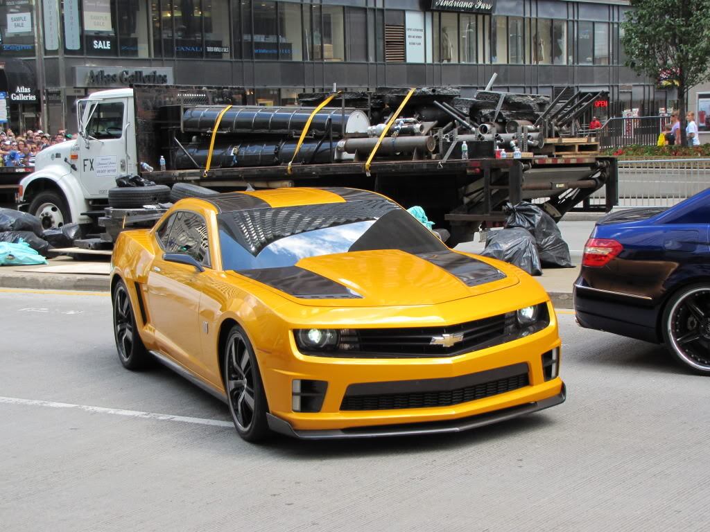 Representado por inúmeros carros (até um VW Fusca!), o personagem Bumblebee continuará a ser um Chevrolet Camaro. O robô começou a trama como uma versão 77 do esportivo e ganhou fama ao incorporar a nova geração do cupê, consolidando a popularidade do "Camaro Amarelo"
