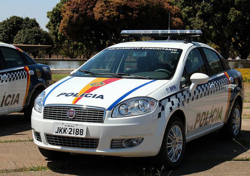 Outros carros oficiais, como os da Polícia e Corpo de
Bombeiros, usam a placa branca com os números e letradas grafados em preto