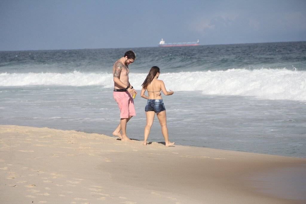 O ex-BBB Cássio aproveitou o sol da praia de Ipanema para conversar com uma amiga, na tarde de domingo (27), no Rio de Janeiro