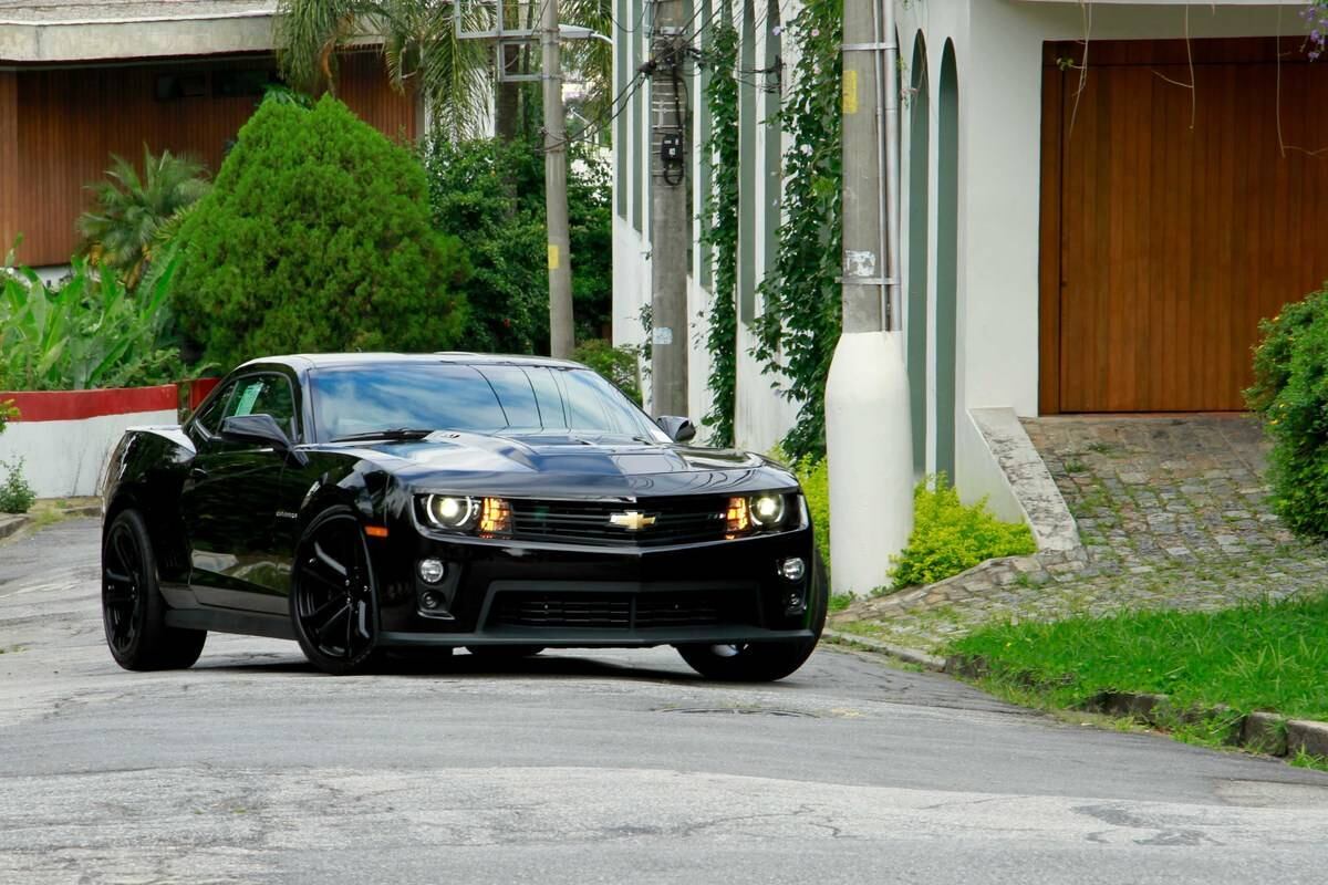 Apesar de estar disponível em diversas cores (incluindo, infelizmente, o amarelo), o Camaro ZL1 fica mais malvado na cor preta

Leia a avaliação completa do modelo

Saiba tudo sobre carros! Acesse R7.com/carros

