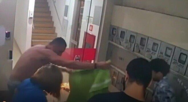 Vizinhos ajudaram a mulher que se jogou no chão para tentar apagar as chamas