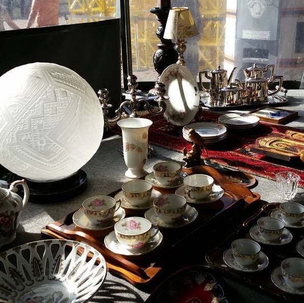 Minha Vó Tinha

Um dos mais antigos brechós e antiquários de São Paulo vende
e aluga roupas vintage, de segunda a sexta-feira, das 9h às 18h30, e sábado das 9h às 16h. O local também
compra peças, mas é preciso agendar visita.

O maior público do estabelecimento é formado por
profissionais de TV e teatro, para composição de figurinos para produções. Um vestido
dos anos 1950, por exemplo, pode ser alugado a partir de R$ 80.

Rua Doutor Franco da Rocha, 74 — Perdizes. (11) 3801-4124