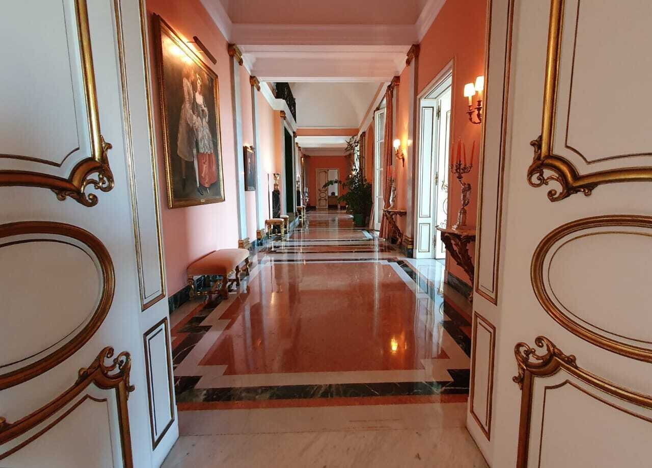 Com piso revestido em mármore italiano e espanhol, a cobertura suntuosa recebeu importantes convidados ao longo dos anos, em festas que tiveram a presença de chefes de estado a personalidades internacionais, como o cantor Frank Sinatra