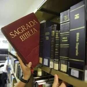 Lei em vigor desde 2004 que determinava que escolas e bibliotecas públicas mantivessem exemplares da 'Bíblia Sagrada' foi derrubada pelos ministros do STF
