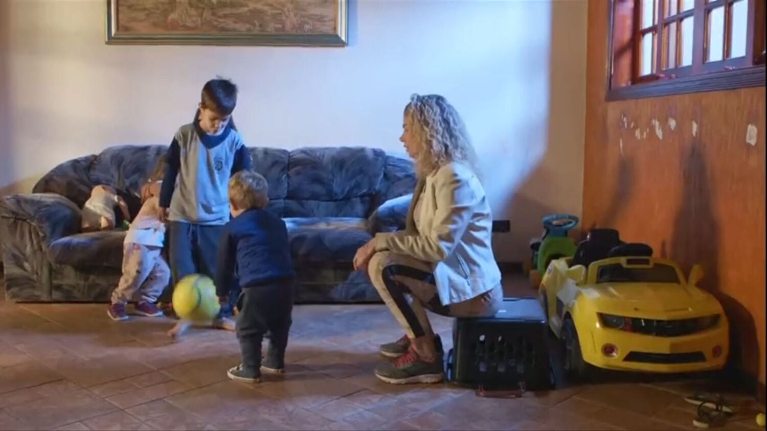 Futebol na sala
Os filhos de Vanessa brincam por todos os cantos da casa, mas o cômodo preferido para jogar futebol é a sala! Sem querer, as crianças já quebraram algumas televisões da família durante a brincadeira, e Catia deu sua opinião: "Acho que não tem necessidade de jogar bola dentro de casa!"