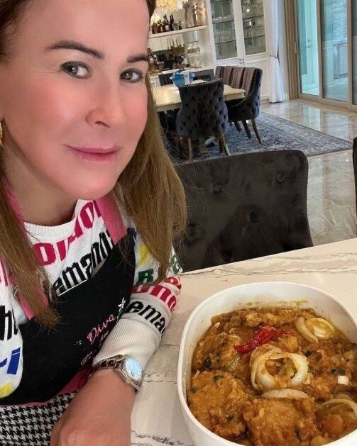 "Bora jantar, meus amores?", convida a empresária. Zilu não tem medo de panela de pressão, pois usa esse utensílio para fazer um suculento lombo suíno. Boa opção para um almoço em família