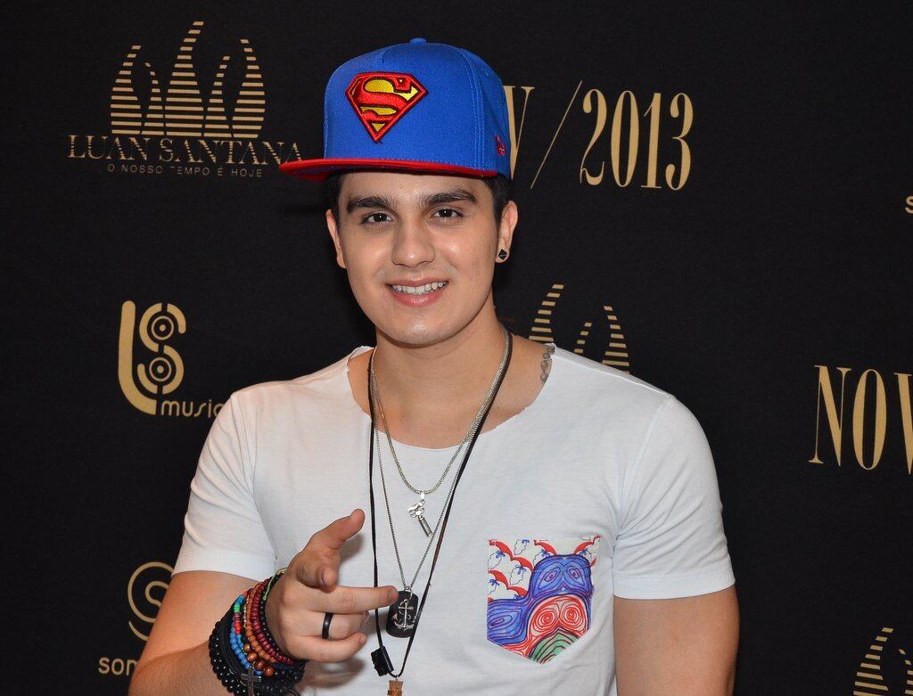 Com um boné de super-homem, o ídolo teen recebeu os fãs no camarim após o show