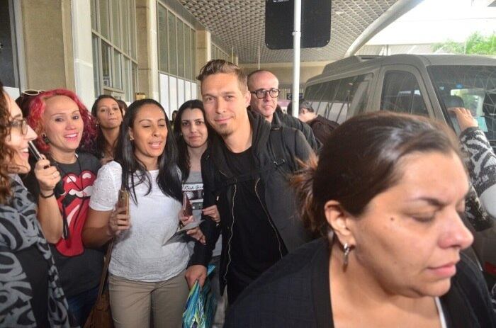 Os irmãos Hanson foram cercados por fãs no Aeroporto do Galeão