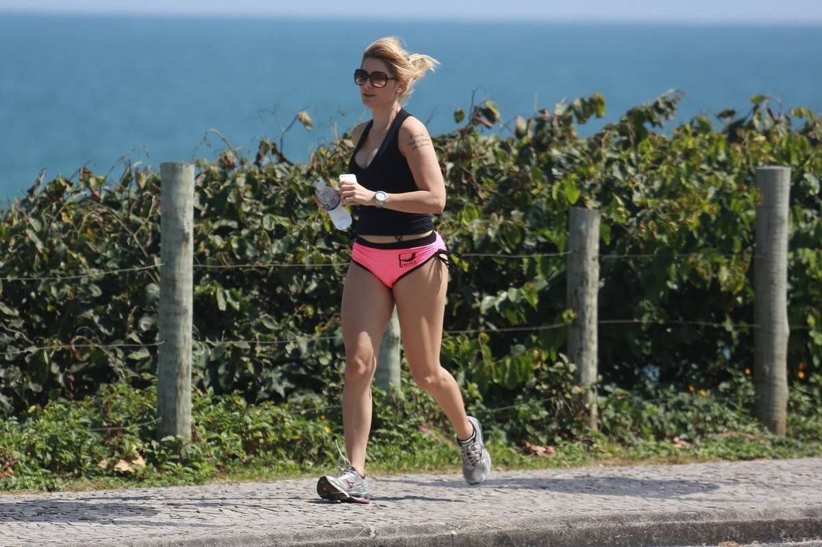 A atriz Antônia Fontenelle é dona de um corpão e sabe bem disso. Nesta terça-feira (2), ela exibiu sua boa forma na orla da Barra da Tijuca, no Rio de Janeiro. Com um shortinho curtíssimo, ela correu para manter a forma