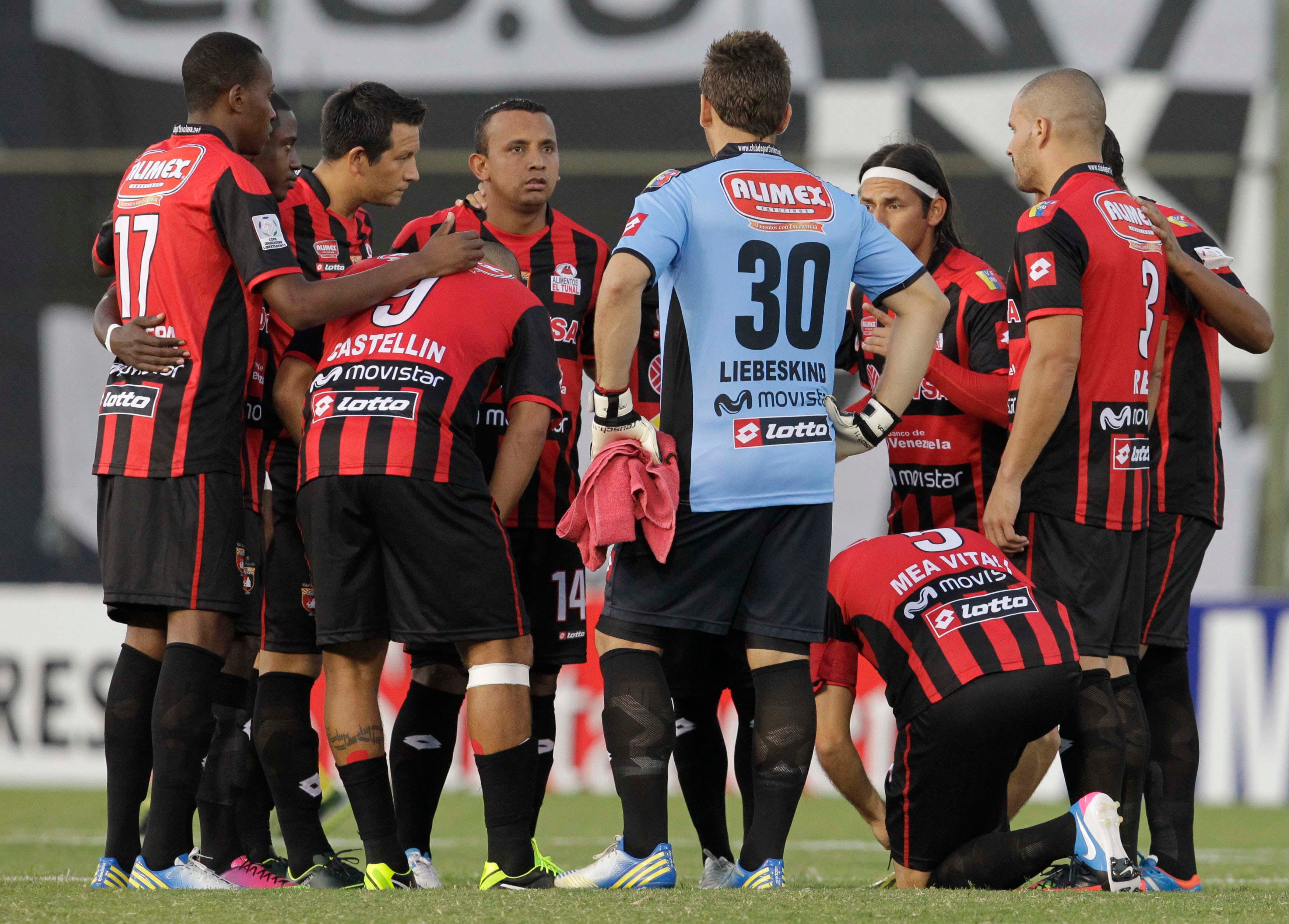 Jogadores do time de futebol venezuelano Deportivo Lara se emocionaram muito ao saber da morte de Hugo Chávez. O time estava prestes a começar uma partida com o time paraguaio Olimpia pela Taça Libertadores quando foi pego de surpresa pela notícia. Alguns jogadores chegaram a chorar em campo