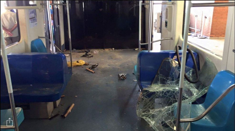 Outro palcos do confronto entre corintianos e palmeirenses
foi a Estação da Sé, na região central da capital paulista. Os torcedores envolvidos
na briga depredaram um vagão de trem do Metro