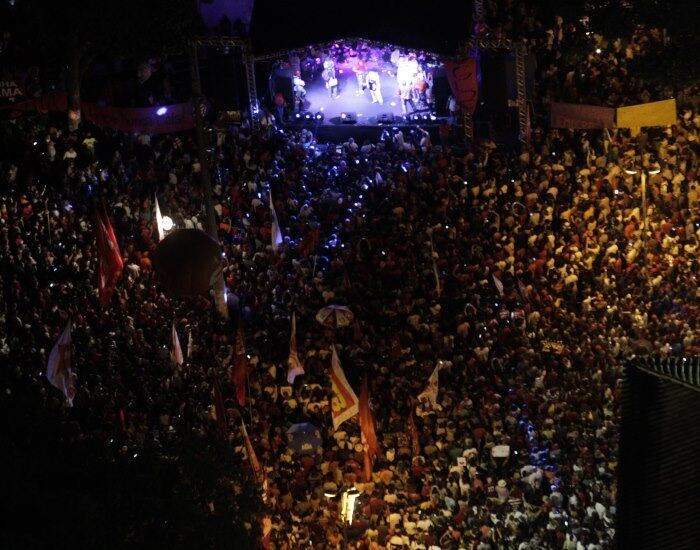 Manifestantes se reuniram nesta sexta-feira (18) na praça 15, região central do Rio de Janeiro, em ato em favor da democracia e contra o que os manifestantes chamam de golpe contra a presidente Dilma Rousseff
