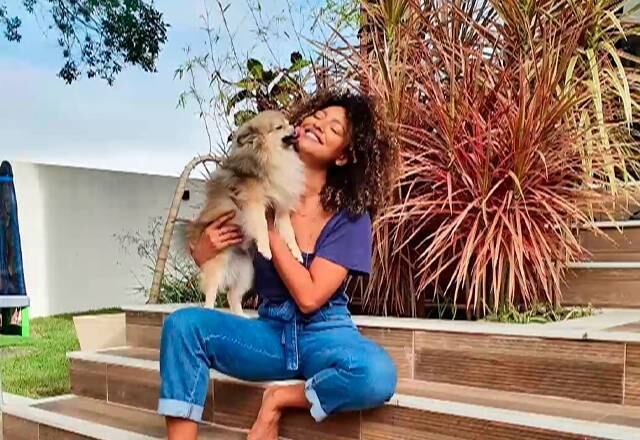 Cachorro de Sheron Menezzes faz atriz parar na delegacia

Sheron Menezzes contou que seus cachorros foram 'presos' pela polícia. Um senhor chamou os policiais depois de ser mordido por um dos cães, os bichos então foram levados de camburão até a delegacia. A atriz brincou com a situação e disse que seu animal de estimação foi liberado “por ser réu primário”
