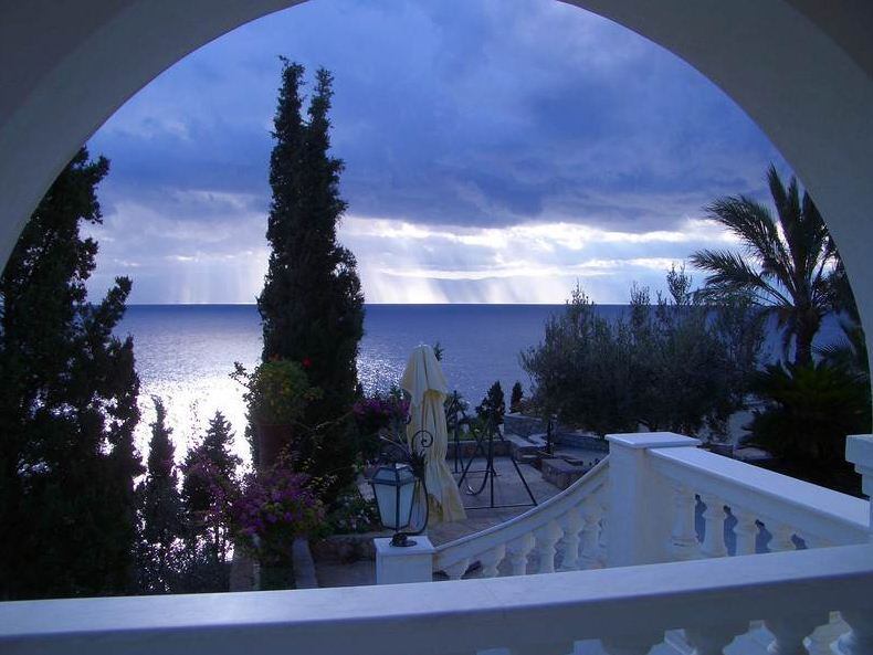 Além de uma adega com capacidade para 1.200 garrafas, tem
barris, caso o novo dono queira fazer o próprio vinho
