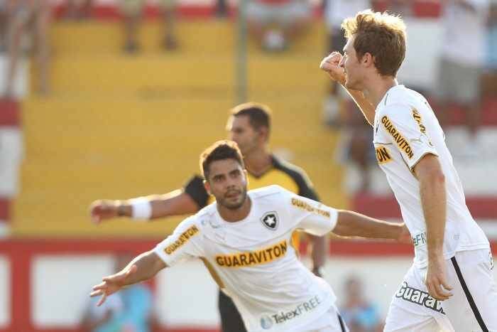 Bolatti (à direita) e Henrique comemoram gol