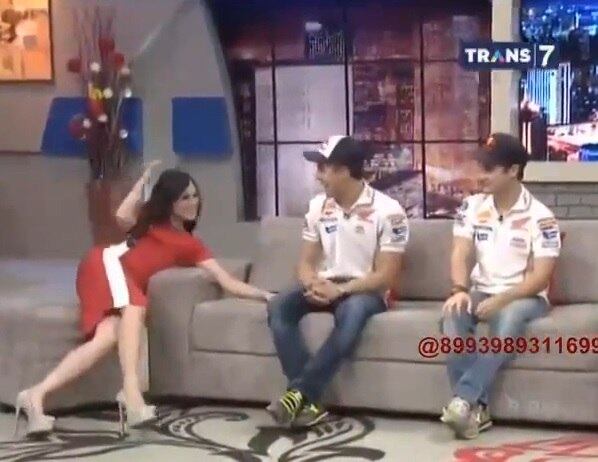 Ele é assediado constantemente. Marc Márquez é bicampeão da MotoGP e está acostumado com os ataques das fãs, mas na Indonésia, o piloto passou por uma situação diferente em um programa de TV...

Vídeo: Piloto brasileiro comenta trágico acidente na F1