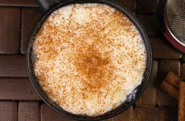 Outro doce típico das quermesses, e que faz par com a canjica, é o arroz doce. Tradicionalmente feito com arroz branco, leite, açúcar e canela, é diversão garantida e ainda traz energia para adultos e crianças. Aprenda uma receita fácil e que leva ainda amendoim, cravo, canela e anis estrelado