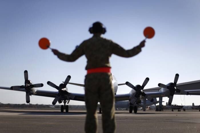 Há ainda uma chance para técnico de manutenção aeronáutica,
na Bahia. O contratado para a função será responsável pela manutenção e
liberação das aeronaves. Para ter condições de ingressar no cargo, é necessário
ter o ensino médio completo e inglês intermediário 
