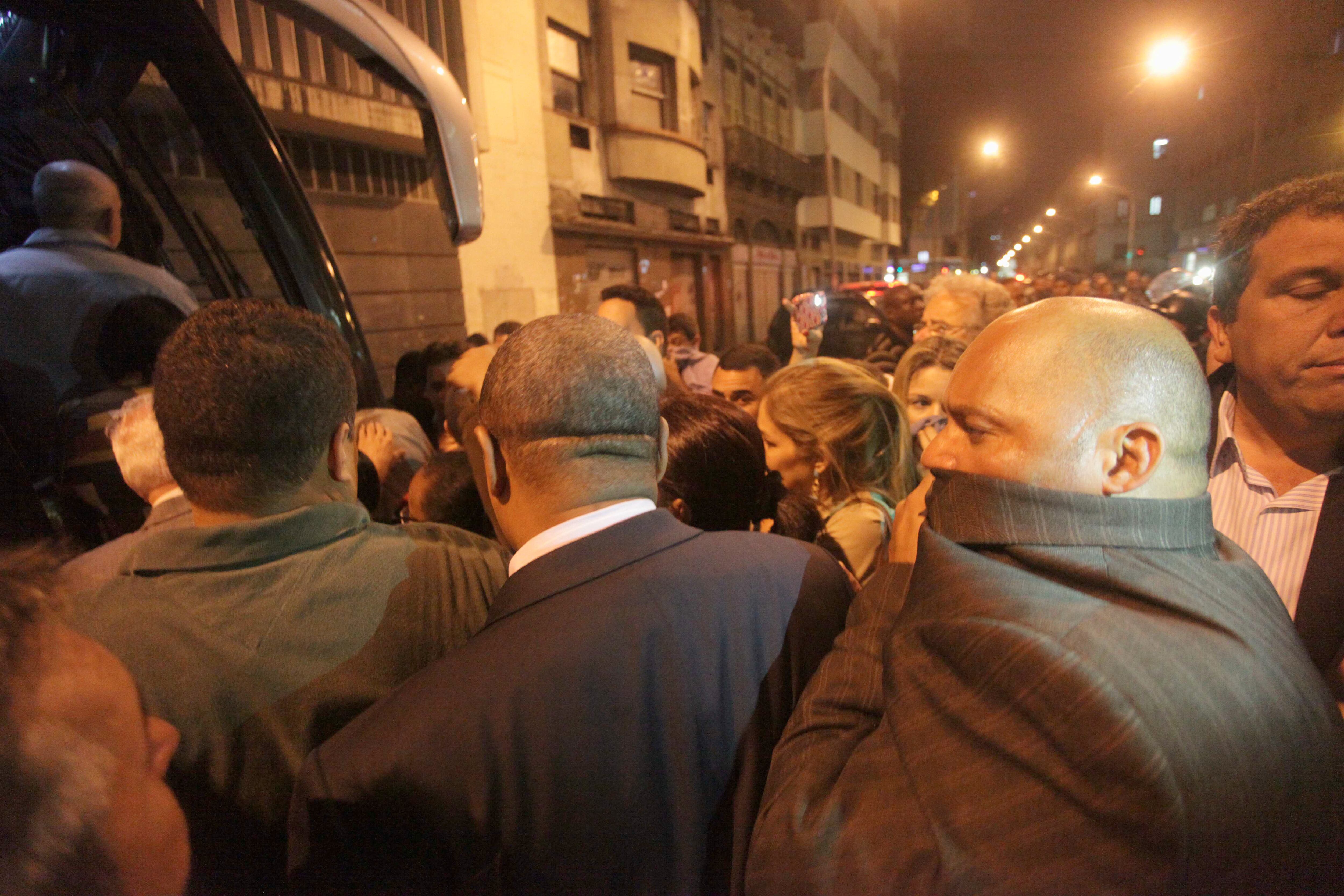 Após votação do plano de carreira, os vereadores embarcam em ônibus especial. A medida visava evitar que os parlamentares fossem hostilizados por manifestantes