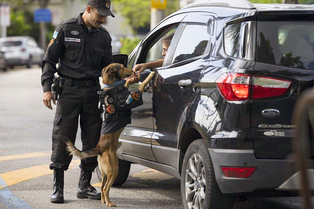 Aqui, o patrulheiro faz uma blitz, contribuindo para o trânsito seguro da cidade