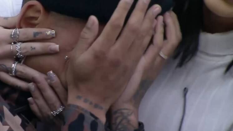 O resultado da Prova dos Casais foi anunciado na noite da última quarta-feira (12). Dynho e Mirella conseguiram o melhor tempo e se tornaram o Casal Power da semana. Emocionado, o cantor não conseguiu segurar as lágrimas e chorou. Mirella disse que era o sonho do cantor estar no programa e consolou o companheiro.
Sob o comando de Adriane Galisteu, o Power Couple Brasil 5 vai
ao ar de segunda a sábado, a partir das 22h30, na tela da Record TV. Acesse o PlayPlus e
fique por dentro de tudo o que rola no reality de casais!