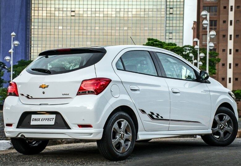 Chevrolet
Onix




Campeão na categoria, o Onix não
é só um carro bonito ou com bom desempenho. Além do belo design, o veículo é o
que menos desvalorizou na categoria após um ano de uso, com apenas 9,2%