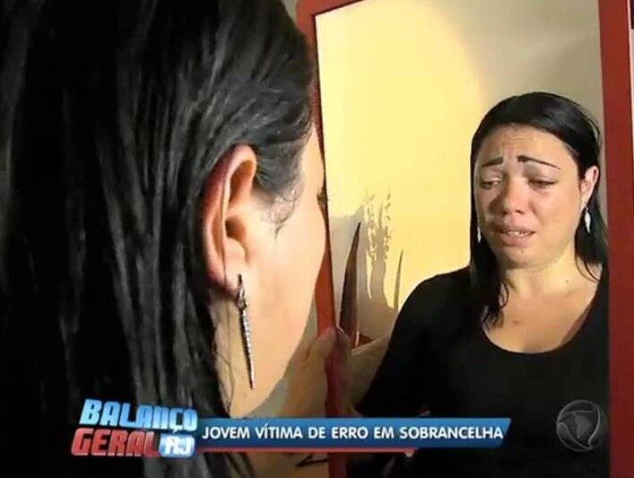 A história de Luana ficou conhecida depois que
a jovem pediu ajuda no programa Balanço Geral. Ela foi vítima de um erro num
salão de beleza, em Piedade, zona norte do Rio. Ela contratou um tratamento, conhecido como fio a fio, mas foi feito uma tatuagem definitiva. Leia mais