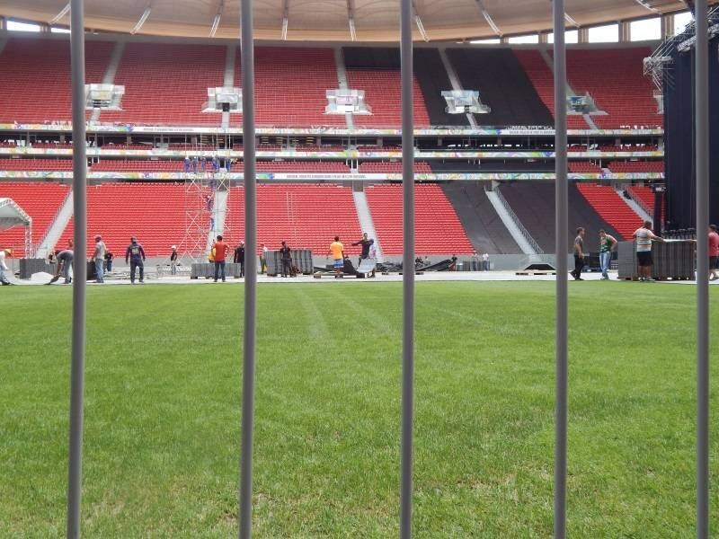 Para transportar todo este equipamento são necessárias 42 carretas, que foram estacionadas no subsolo do estádio. Toda a montagem dura dez dias e só é finalizada no dia do show