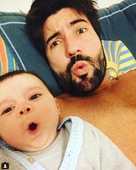 Nas redes sociais, pai e filho se divertem fazendo caras e bocas. Olha só o biquinho dele.... Ownnn!