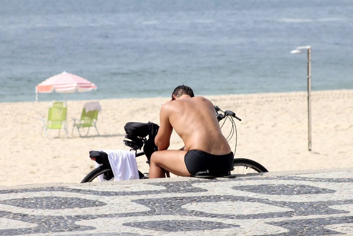 Paulo Rocha é fotografado bebendo água de coco na orla do Leblon, no Rio de Janeiro