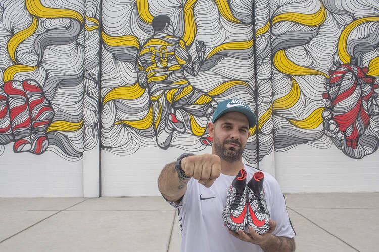 A arte de Bruno Big foi expandida em uma estampa que se estende por toda
a chuteira, com linhas envolvendo os modelos. Embora a estampa seja
intencionalmente abstrata, a colocação dos gráficos é proposital. Na
chuteira Ousadia, os dedos se envolvem como se estivessem segurando a
chuteira. Na Alegria, o punho está ao centro, onde tem contato com a
bola