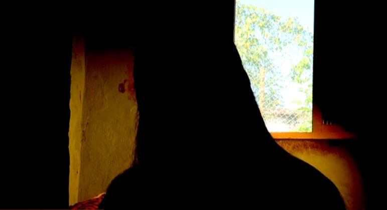 O investigado ainda não foi localizado e, por isso, não
prestou depoimento na delegacia. Vitória afirma não saber o paradeiro dele e nega
ter alimentado qualquer disputa existente entre os dois rapazes. "Eu só falo com a mãe. Se meu
filho aprende algo ou alguém vem buscar, é sempre os pais [do acusado]".