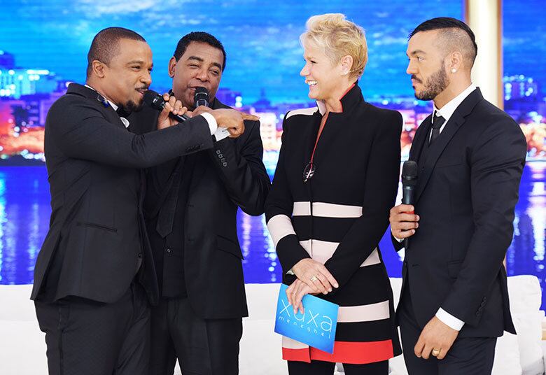 Os Gigantes do Samba, grupo formado pelos cantores Alexandre Pires, Belo e Luiz Carlos, também ajuda a fazer a festa

• Niver da Rainha! Junno some para preparar surpresa e leva "dura" de Xuxa
