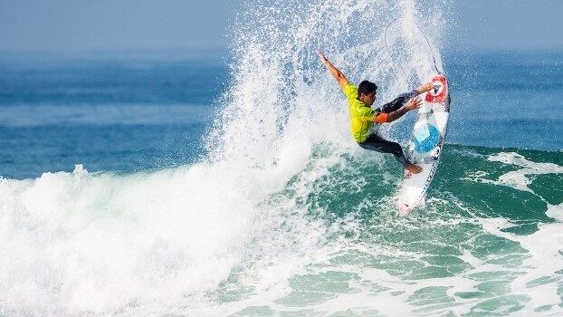 Medina, apesar da derrota, foi criticado por parte da torcida, quando deixou o mar antes do fim de sua bateria. Depois da decepção pela derrota, o astro do surfe mundial falou sobre a decisão de ir para a areia quando ainda restavam dois minutos de competição:

— Eu
achei que tinha conseguido a pontuação na minha última onda, por isso,
saí do mar. Infelizmente, não foi suficiente. Queria muito ganhar aqui,
ia ser legal comemorar com todo mundo,
mas, Deus sabe o que faz. Ainda não
assisti à minha bateria, mas
sei que precisava de um 5,78. Eu assisti à onda dele por trás e da
última
para a minha não foi muito longe