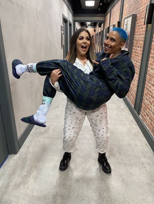 E para comprar o seu produto preferido, basta acessar Riachuelo.com.br, escolher o seu novo
look, usar o cupom POWER10 na hora de efetuar o pagamento e pronto! Agora é só
curtir o Power Couple com o look igual ao dos casais