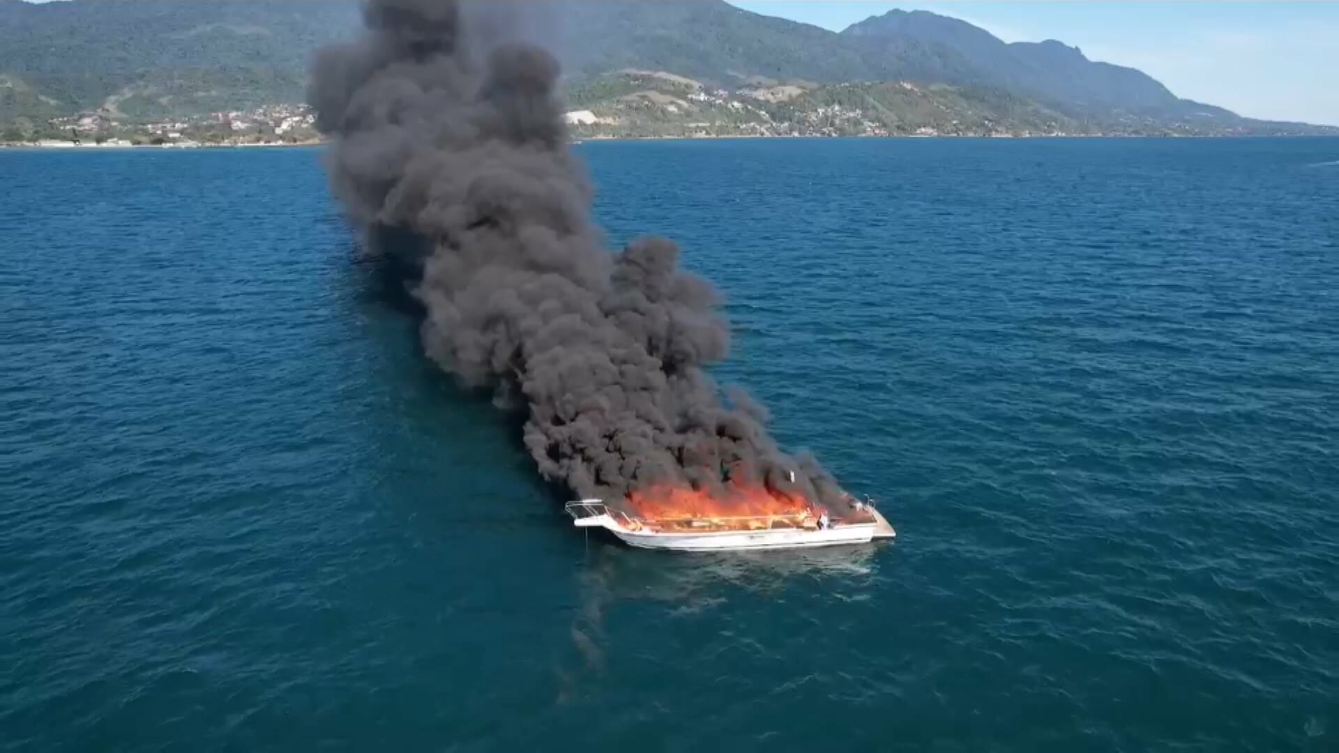 Incêndio em lancha leva quatro pessoas a pular no mar no litoral de SP