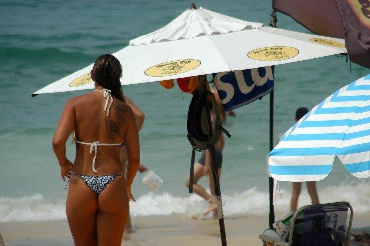 A morena tatuada fez sucesso diante do mar cristalino de Ipanema