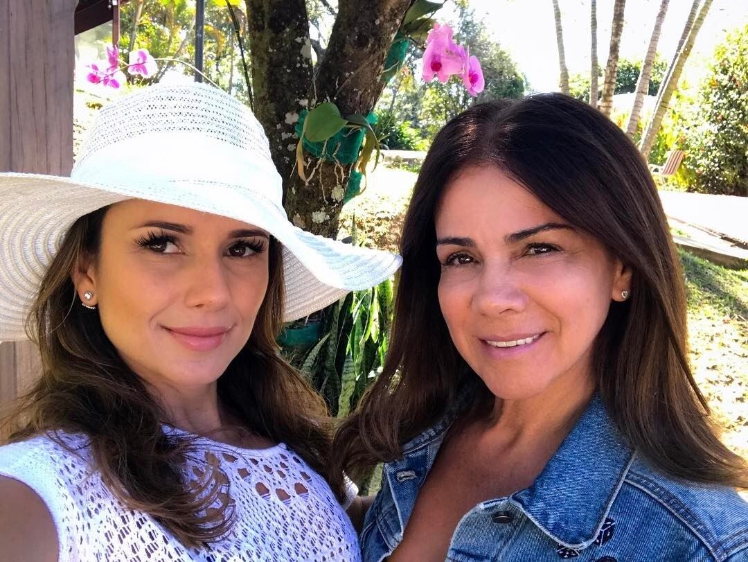 A cantora Paula Fernandes se declarou:

— Obrigada por fazer parte dos meus dias e ser minha maior referência de honestidade, disciplina e determinação.
"Sem você... eu nada seria"...