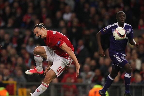 O problema é que o técnico Jose Mourinho não poderá contar com o artilheiro Ibrahimovic, que sofreu uma lesão no joelho e só retornará na próxima temporada. O desfalque do centroavante também foi primordial para o United não conseguir se classificar para a Liga dos Campeões por meio do Campeonato Inglês