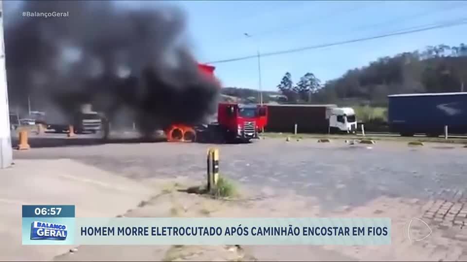 Homem morre eletrocutado após caminhão encostar em fios na Grande São Paulo