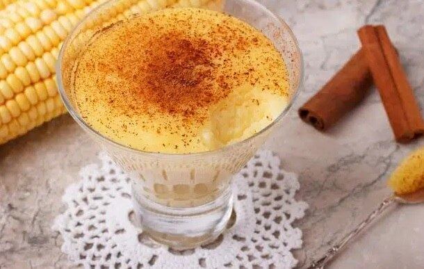 O milho reina nas comidinhas juninas, seja simplesmente cozido na espiga, seja na forma de curau, uma espécie de pudim, bem cremoso, enriquecido com leite e temperado com especiarias. Esta receita é bem simples e leva apenas 4 ingredientes