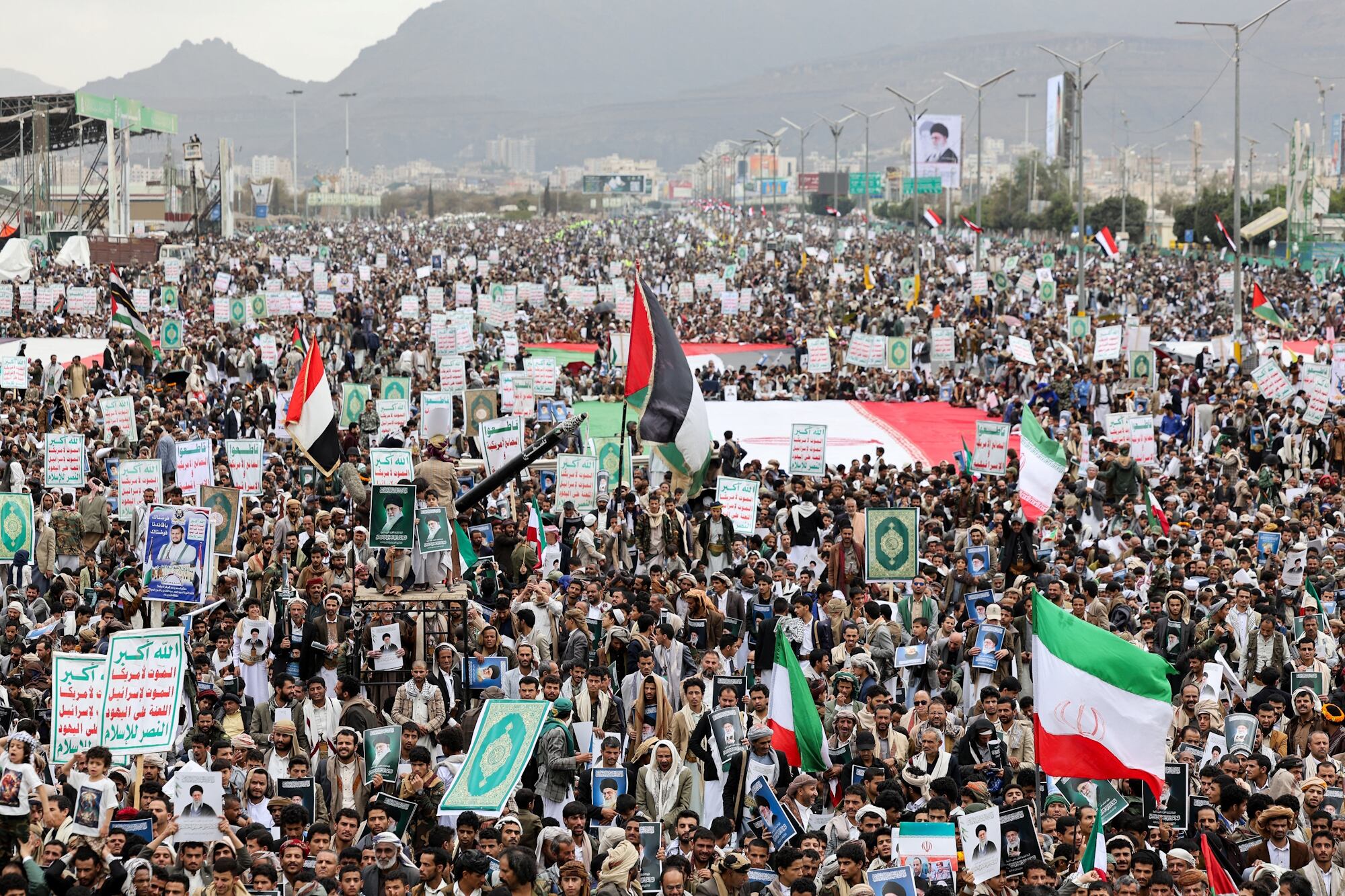 Manifestantes carregam fuzis e miram para o alto durante protesto