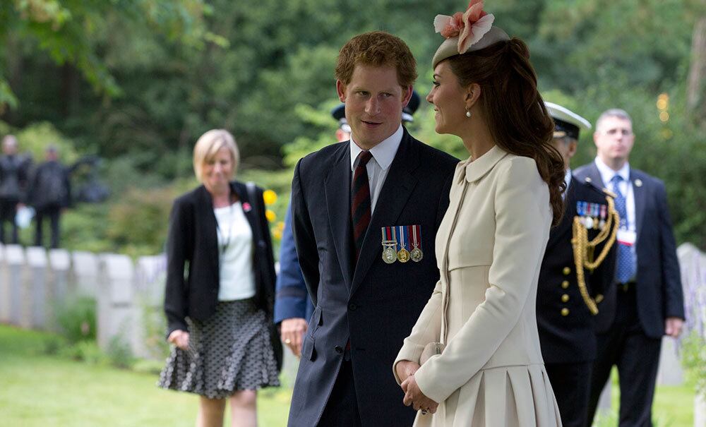 O príncipe Harry, irmão de William, também compareceu à cerimônia, realizado no cemitério criado pelo Exército alemão como um lugar de descanso
final para os soldados britânicos e alemães mortos na Batalha de Mons