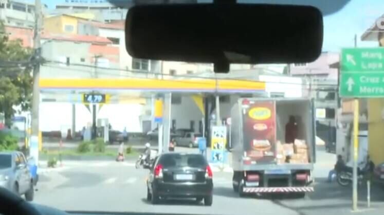 Sem estrutura, equipamentos, fiscalização e assistência médica, os combates ilegais acontecem em um posto de combustível do bairro. Semanalmente, o local vira um ringue ao ar livre para plateias de centenas de pessoas, que se divertem com a violência desgovernada. E, mesmo acontecendo em uma área movimentada, a regra determinada pelos organizadores é não falar sobre esse clube