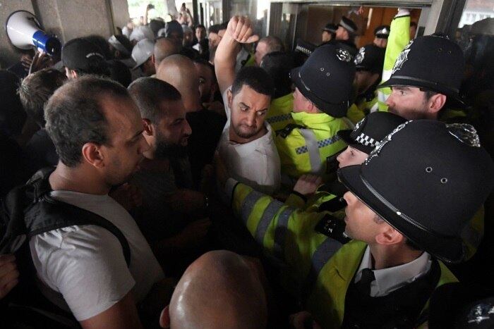 Centenas de manifestantes gritando "queremos justiça" invadiram um prédio da prefeitura de Londres nesta sexta-feira (16), em um protesto realizado após incêndio em um edifício residencial da capital britânica que deixou ao menos 30 mortos